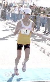 אורנה בלאו קו סיום מרתון טבריה 2010