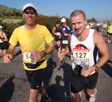 חברים רצים יחד מרתון טבריה 2010